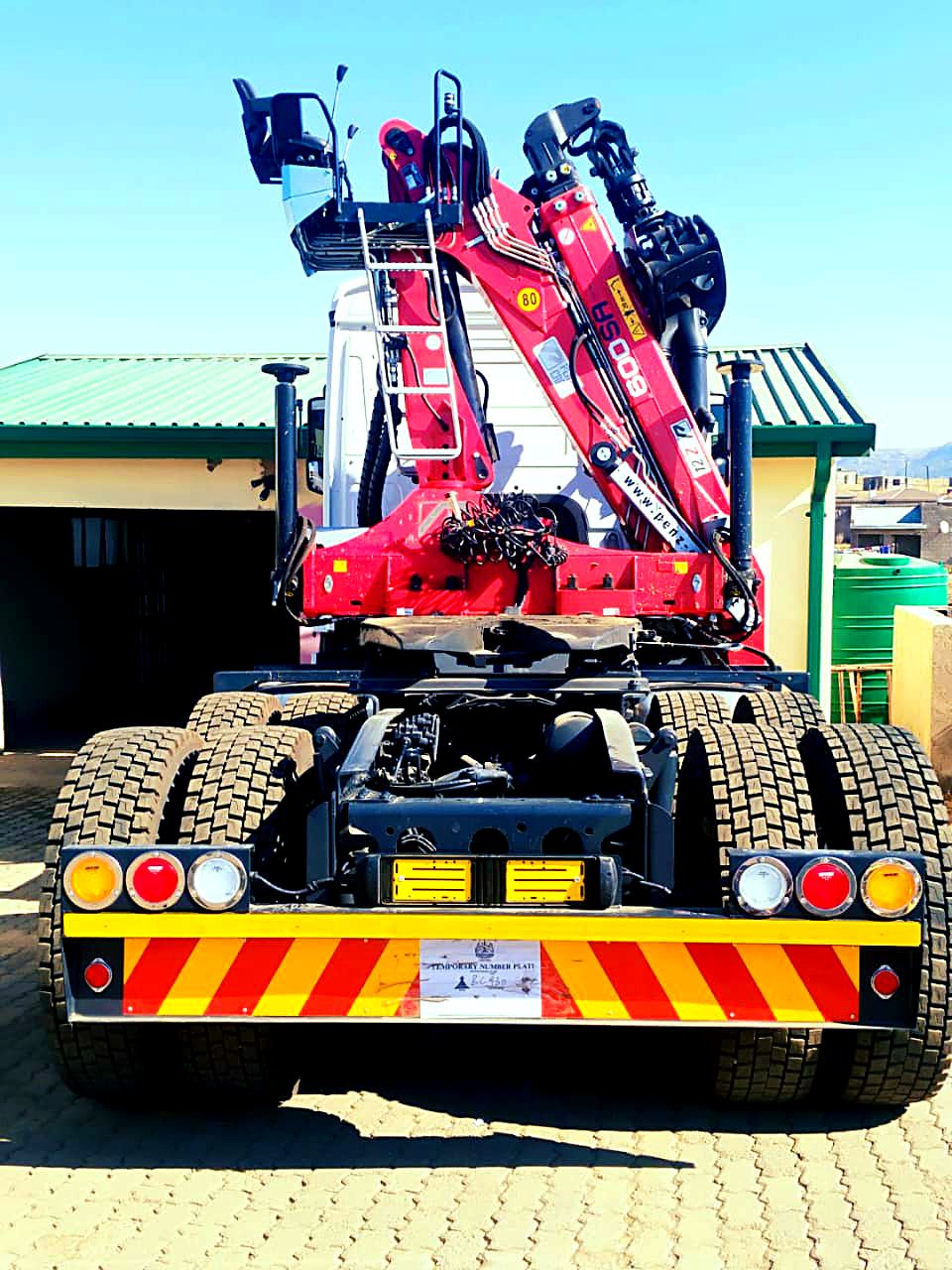 Truck-mounted crane